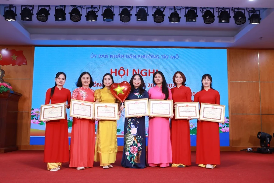 Cô Lưu Tuyết Hà (giữa) - Hiệu trưởng Trường Mầm non Tây Mỗ A, phường Tây Mỗ, Hà Nội.