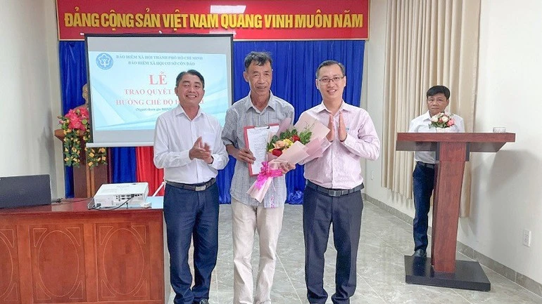 Ông Trương Công Lâm (đặc khu Côn Đảo, thành phố Hồ Chí Minh) nhận lương hưu sau 15 năm tham gia bảo hiểm xã hội tự nguyện.