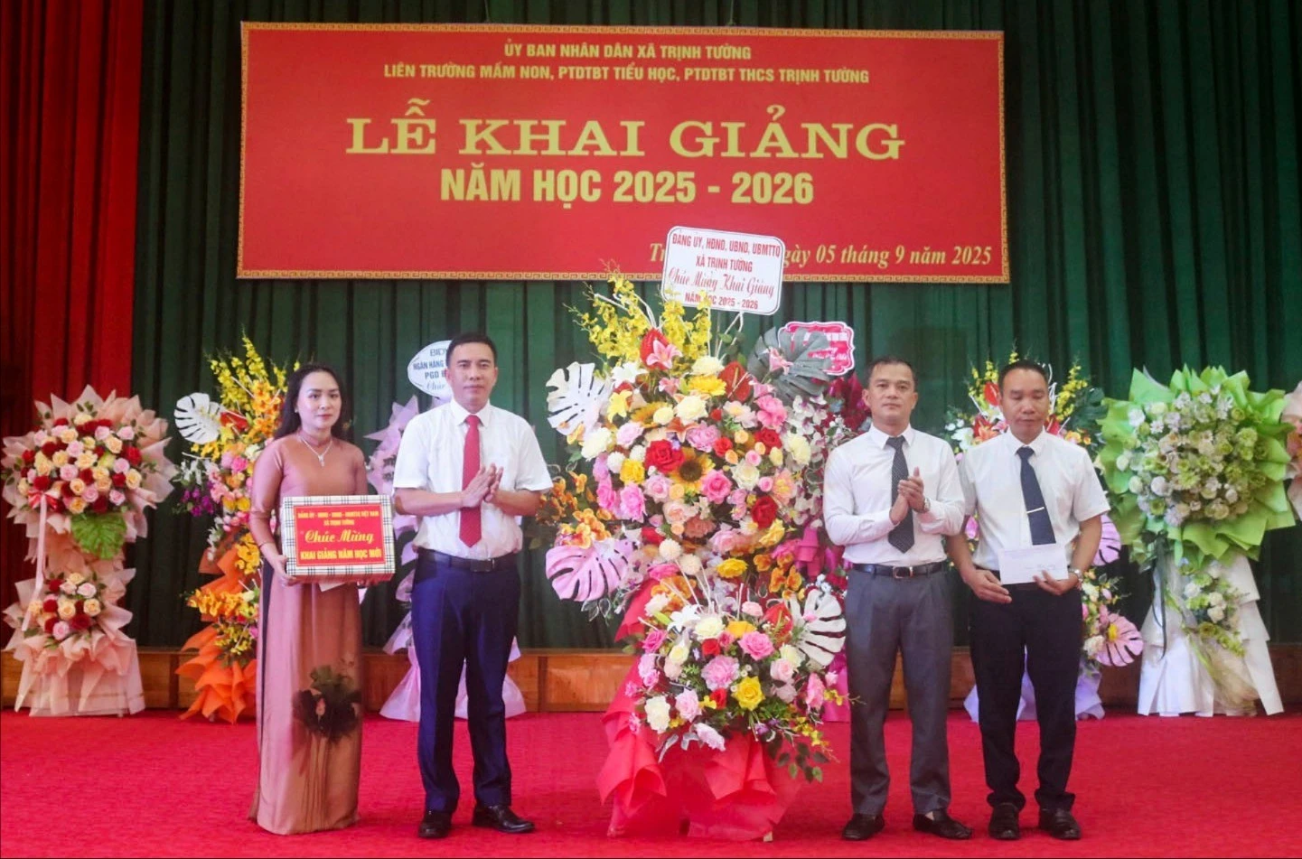 Đồng chí Nguyễn Thế Tài - Bí thư Đảng ủy xã Trịnh Tường phát biểu tại Lễ khai giảng và tặng hoa chúc mừng nhà trường.