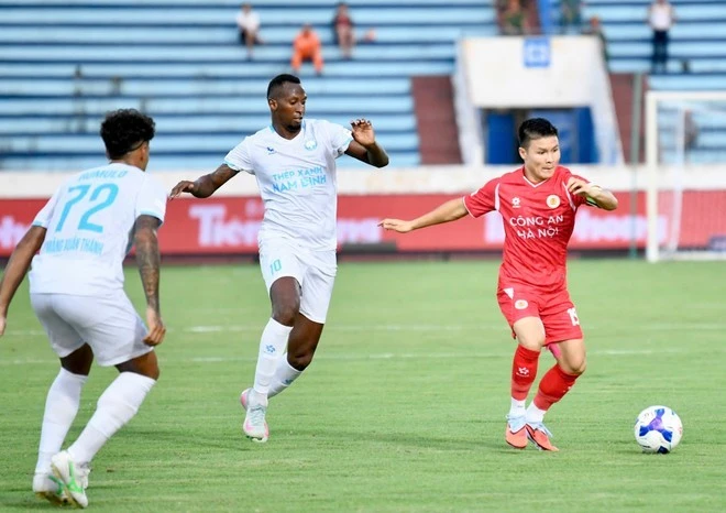 Trận đấu khởi đầu với thế trận thận trọng của hai đội.