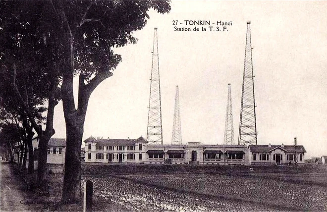 Đài Vô tuyến điện Bạch Mai trước năm 1945 nhìn từ phố Đại La. Nguồn: Bưu ảnh Đông dương thuộc Pháp