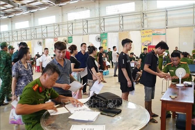 Lực lượng chức năng làm việc với các công dân được trao trả.