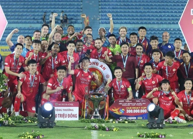 Thiếu tướng Dương Đức Hải, Phó Giám đốc Công an TP Hà Nội, Chủ tịch CLB Công an Hà Nội chia vui cùng toàn đội trên sân Thiên Trường.