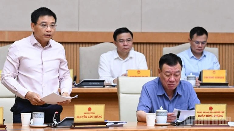 Bộ trưởng Tài chính Nguyễn Văn Thắng báo cáo tại phiên họp.
