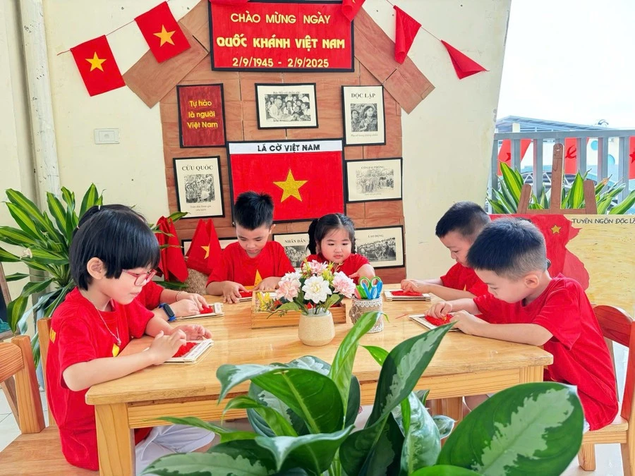 Trẻ tại Trường Mầm non An Khánh B (An Khánh, Hà Nội) đang tạo hình lá cờ đỏ sao vàng.