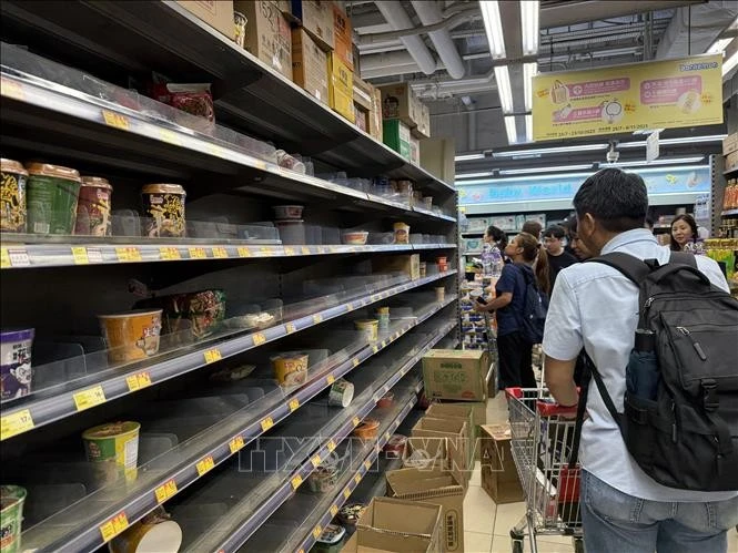 Quầy mì tôm tại các siêu thị ở Hong Kong (Trung Quốc) thu hút đông người dân mua tích trữ phòng bão Ragasa. Ảnh: Mạc Luyện/PV TTXVN tại Hong Kong