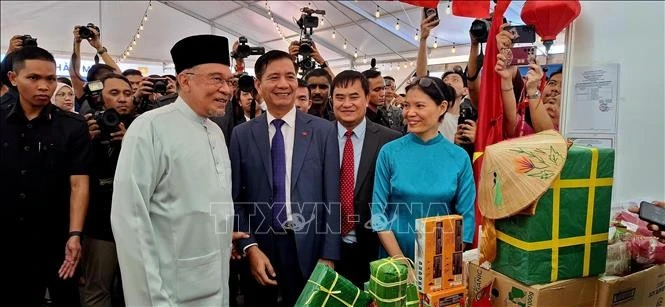 Thủ tướng Malaysia Anwar Ibrahim thăm gian hàng Việt Nam.