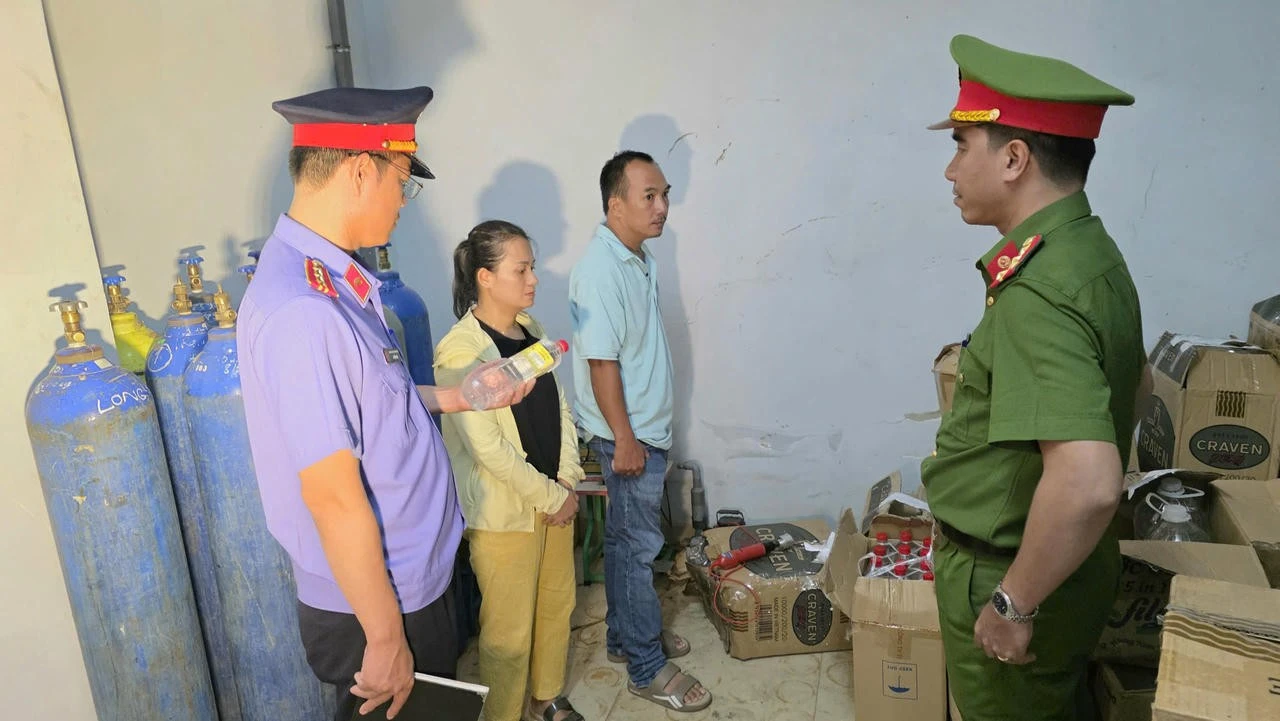 Khám xét cơ sở sản xuất.