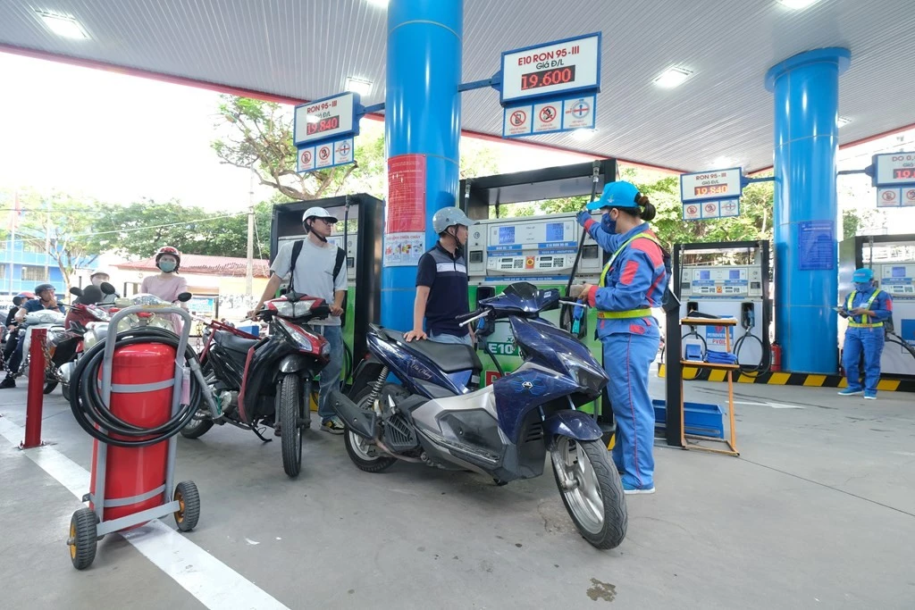 Khách hàng đổ xăng E10 tại cây xăng PVOIL Thái Thịnh, Hà Nội.
