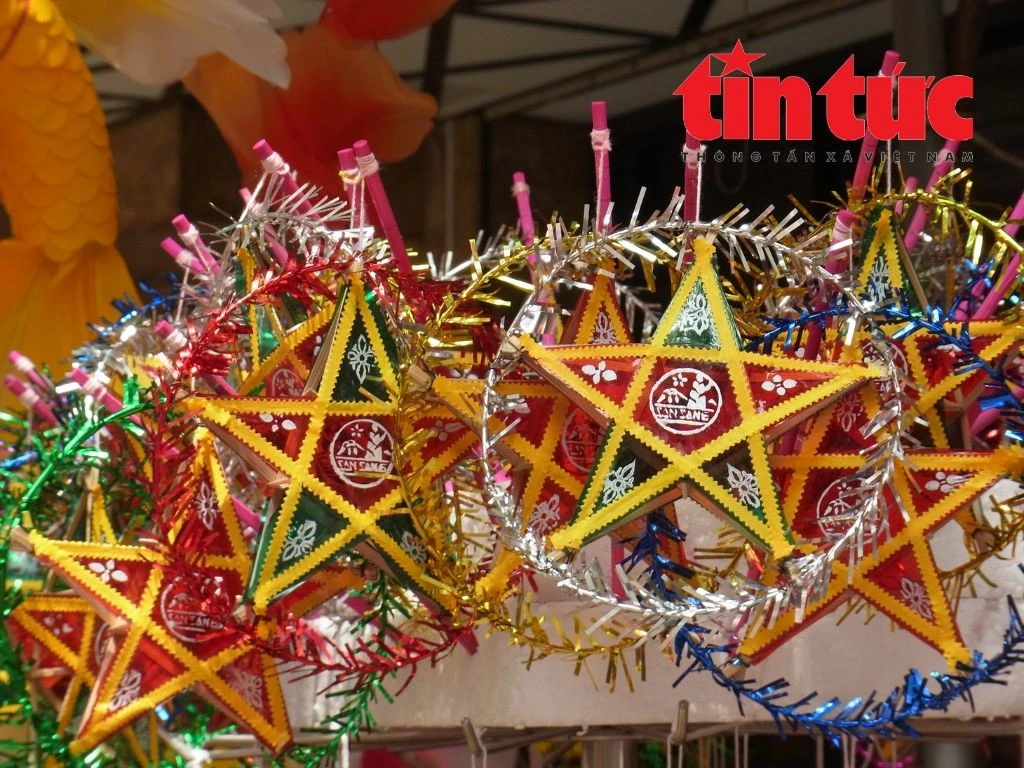 Đèn ông sao là biểu tượng không thể thiếu trong đêm hội trăng rằm.