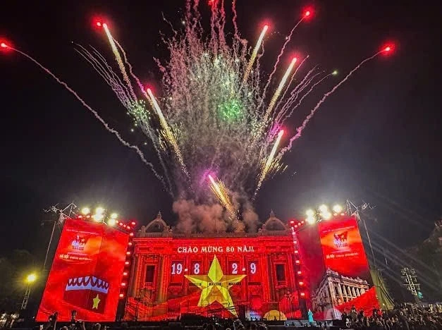 Màn trình diễn 3D Mapping nghệ thuật tối 15/8 tại Nhà hát Lớn Hà Nội để lại ấn tượng sâu sắc trong lòng khán giả.