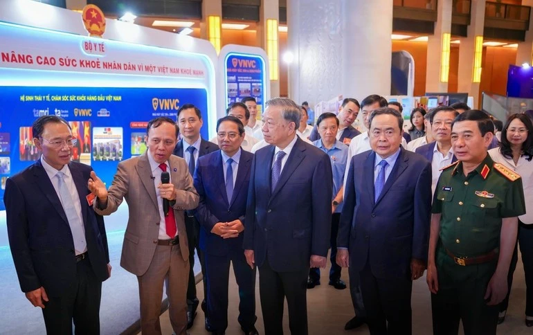 Tổng Bí thư Tô Lâm, Thủ tướng Chính phủ Phạm Minh Chính, Chủ tịch Quốc hội Trần Thanh Mẫn, Đại tướng Phan Văn Giang - Bộ trưởng Quốc phòng thăm dàn Robot AI do Phó Giáo sư, Tiến sĩ, bác sĩ Nguyễn Xuân Hiền, Giám đốc Trung tâm Chẩn đoán hình ảnh và Điện quang can thiệp giới thiệu.