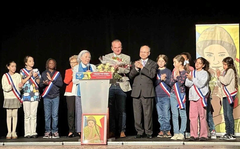 Đại sứ Việt Nam tại Pháp Đinh Toàn Thắng, Thị trưởng Villejuif Pierre Garzon và Nghị sỹ danh dự Hélène Luc tại buổi lễ trao tặng danh hiệu "Công dân danh dự" cho bà Trần Tố Nga.