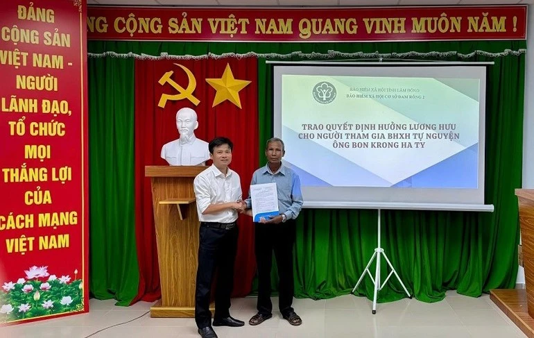 Ông Bon Krong Ha Ty, thôn Tu La, xã Đam Rông 3, Lâm Đồng, được nhận lương hưu nhờ tham gia bảo hiểm xã hội tự nguyện.