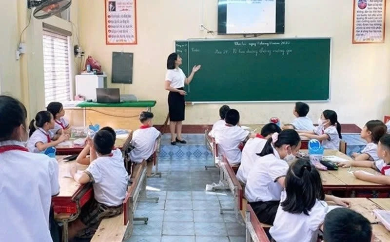 Một giờ học của cô và trò tiểu học.