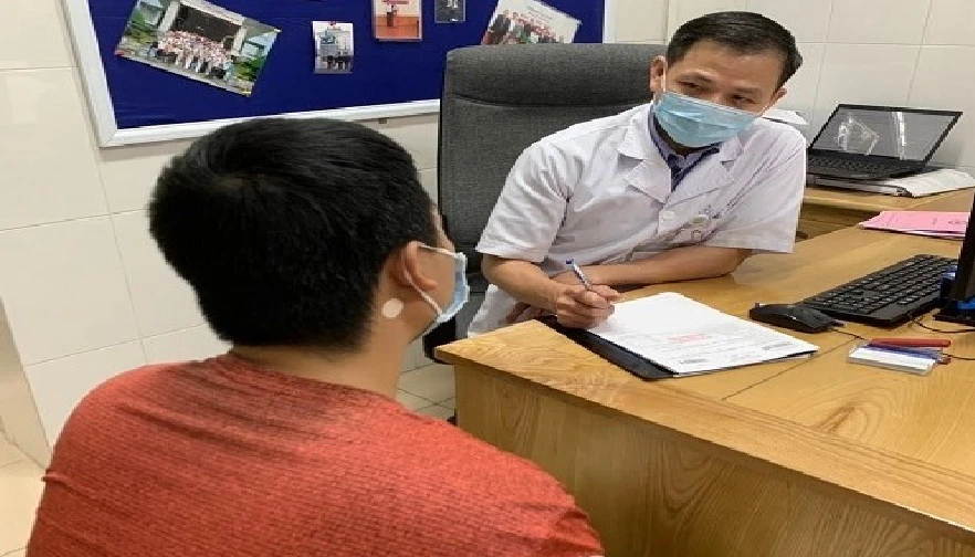 BS thăm khám bệnh nhân tại Viện Sức khỏe tâm thần, Bệnh viện Bạch Mai.