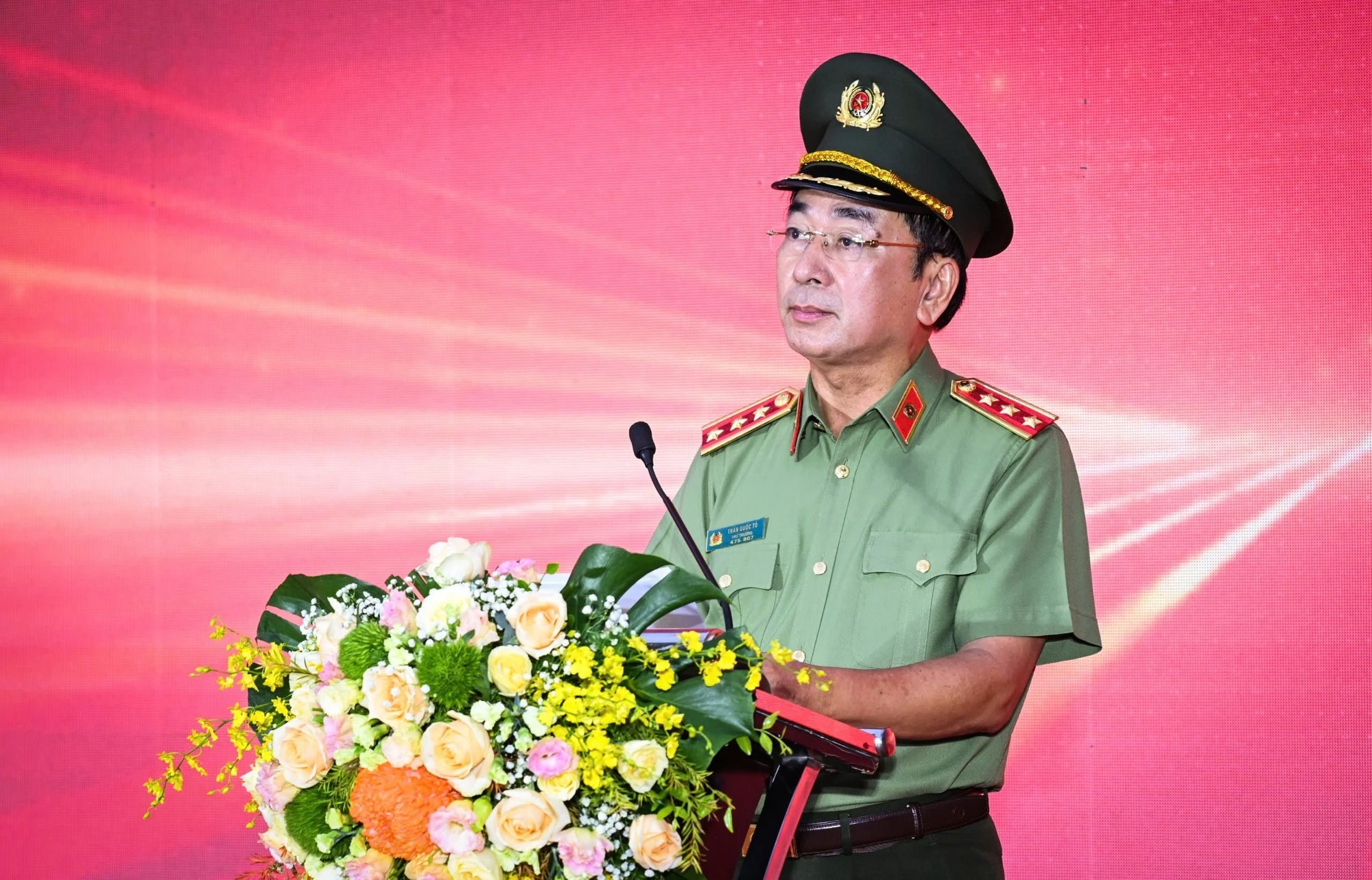Đồng chí Thượng tướng Trần Quốc Tỏ, Ủy viên Trung ương Đảng, Thứ trưởng Công an phát biểu phát động chương trình đi bộ "Cùng Việt Nam tiến bước".