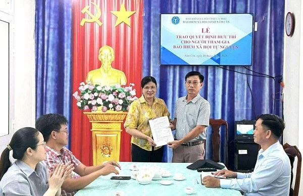 Bà Phạm Thị Hồng nhận Quyết định hưởng chế độ hưu trí.