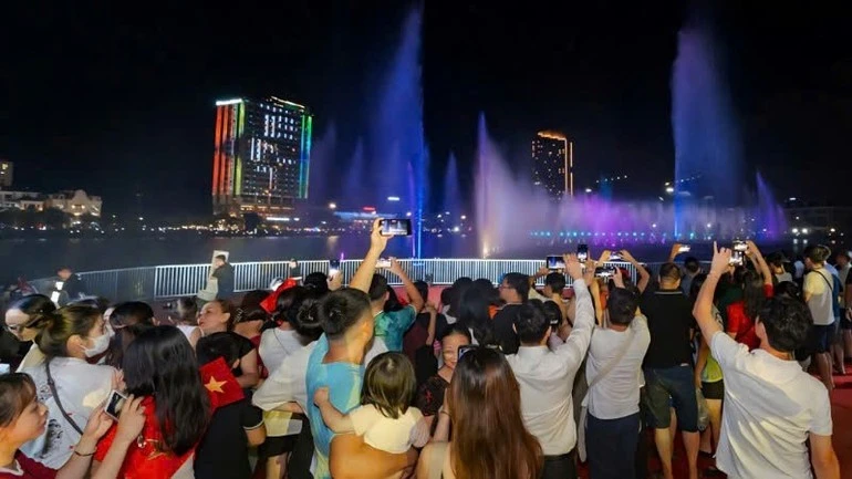 Halo Bay Show thu hút đông đảo người dân và du khách đến trải nghiệm.