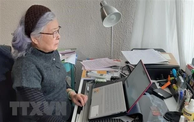 Bà Trần Tố Nga bên bàn làm việc tại nhà.