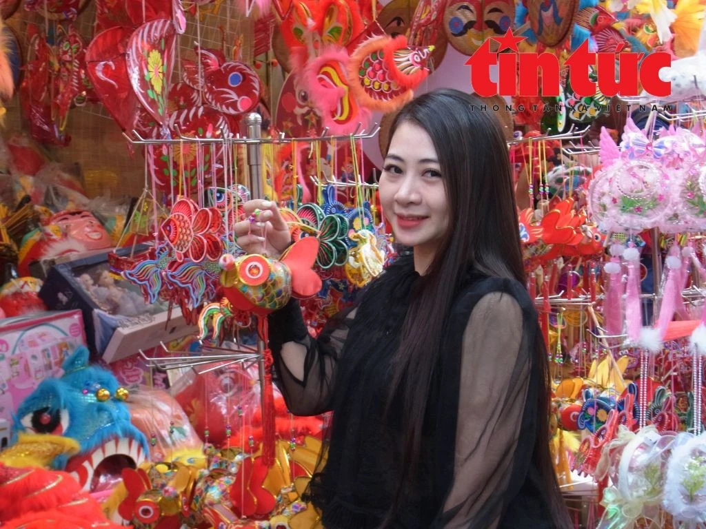 Giới trẻ Hà Nội hào hứng tìm về với những món đồ chơi mang đậm bản sắc văn hóa dân tộc.