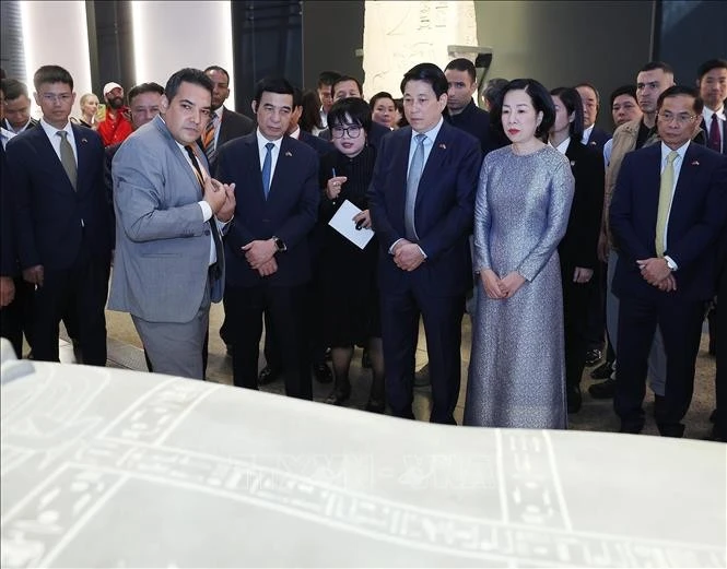 Chủ tịch nước Lương Cường và Phu nhân cùng các đại biểu tham quan Đại Bảo tàng Ai Cập.