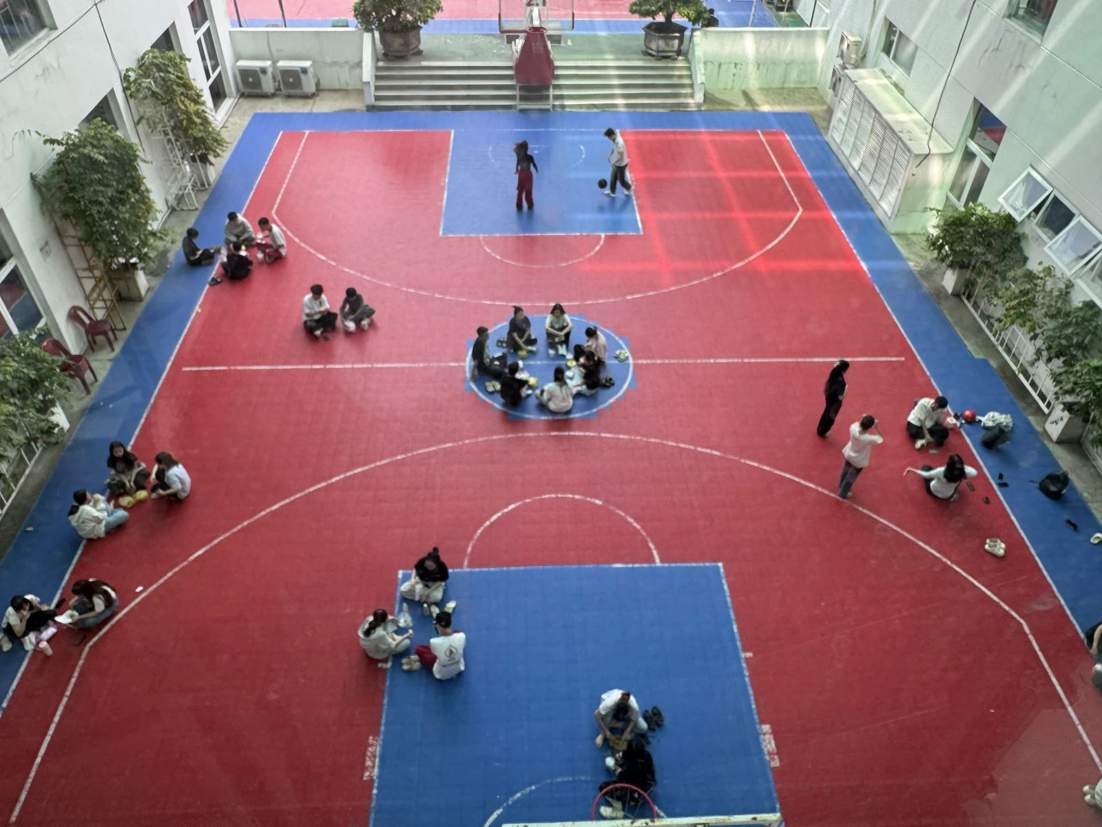 Giờ ra chơi không điện thoại, tăng cường hoạt động thể chất và giao lưu trực tiếp giữa các em học sinh, sinh viên.