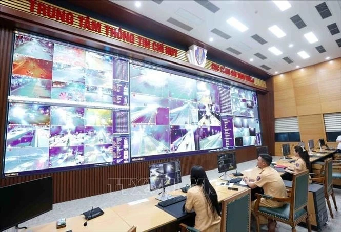Cán bộ, chiến sĩ CSGT giám sát giao thông 24/24 bằng camera AI tại trung tâm thông tin chỉ huy thuộc Cục Cảnh sát giao thông, Bộ Công an.