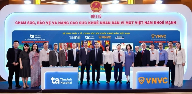Bộ trưởng Y tế Đào Hồng Lan thăm và chụp hình tại gian trưng bày của Hệ thống Bệnh viện đa khoa Tâm Anh, Hệ thống Tiêm chủng VNVC tại Triển lãm Thành tựu y tế nổi bật diễn ra tại tòa nhà Quốc hội.