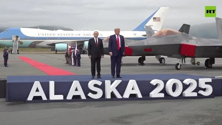 Tổng thống Nga Vladimir Putin và Tổng thống Mỹ Donald Trump tại Alaska.