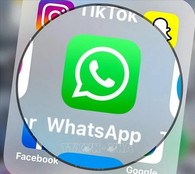 Biểu tượng ứng dụng WhatsApp trên màn hình máy tính bảng tại Lille, Pháp.