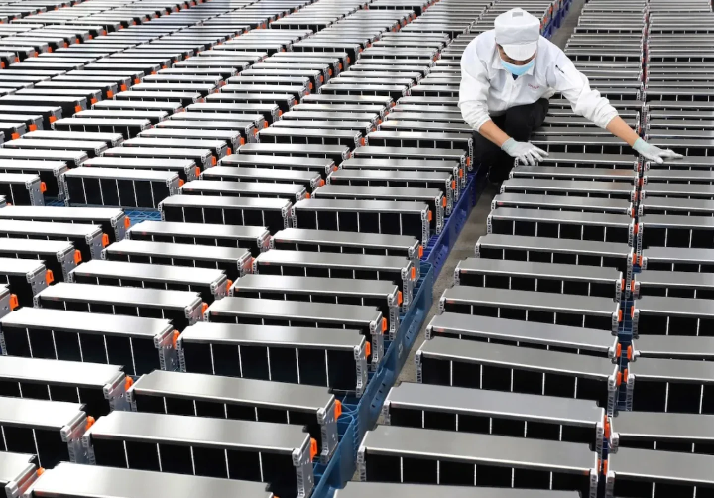 Bên trong công ty Xinwangda ở Nam Kinh (Trung Quốc), nơi sản xuất pin lithium cho ô tô điện và các mục đích sử dụng khác.