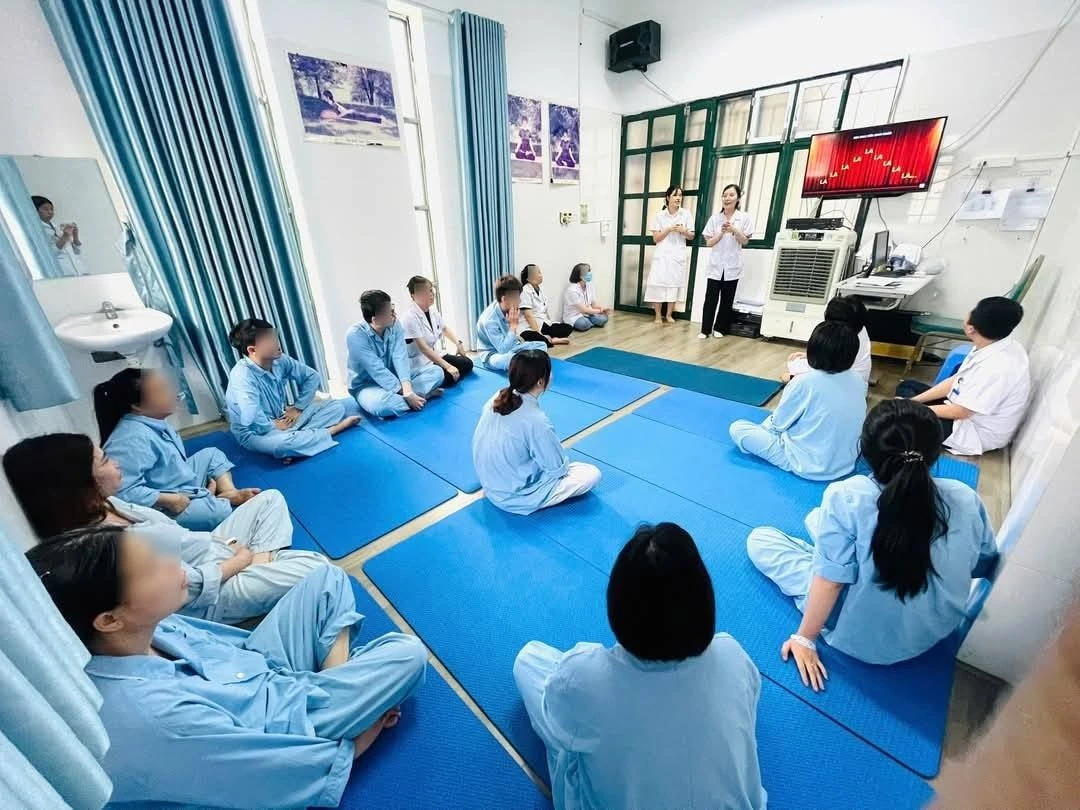 Một buổi sinh hoạt cộng đồng của bệnh nhân sức khỏe tâm thần tại bệnh viện Bạch Mai.