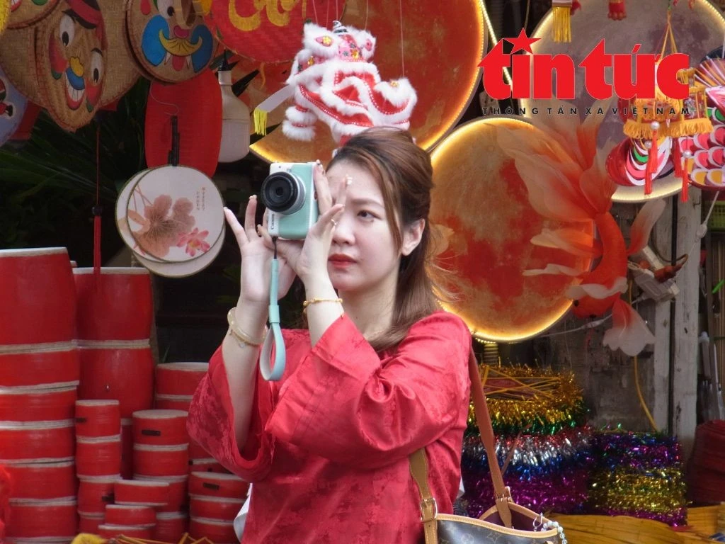 Du khách thập phương lưu lại những khoảnh khắc đẹp của mùa Trung thu Hà Nội.