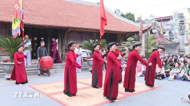 Biểu diễn hát Xoan.