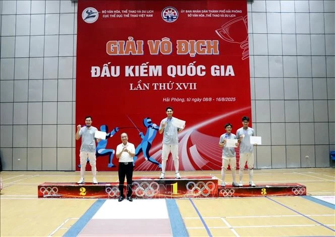 Trao huy chương Vàng, Bạc, Đồng cho các vận động viên thi đấu xuất sắc ở nội dung cá nhân nam kiếm ba cạnh.