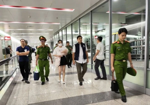 Cơ quan Công an dẫn giải đối tượng Ngô Thị Thêu về nước.