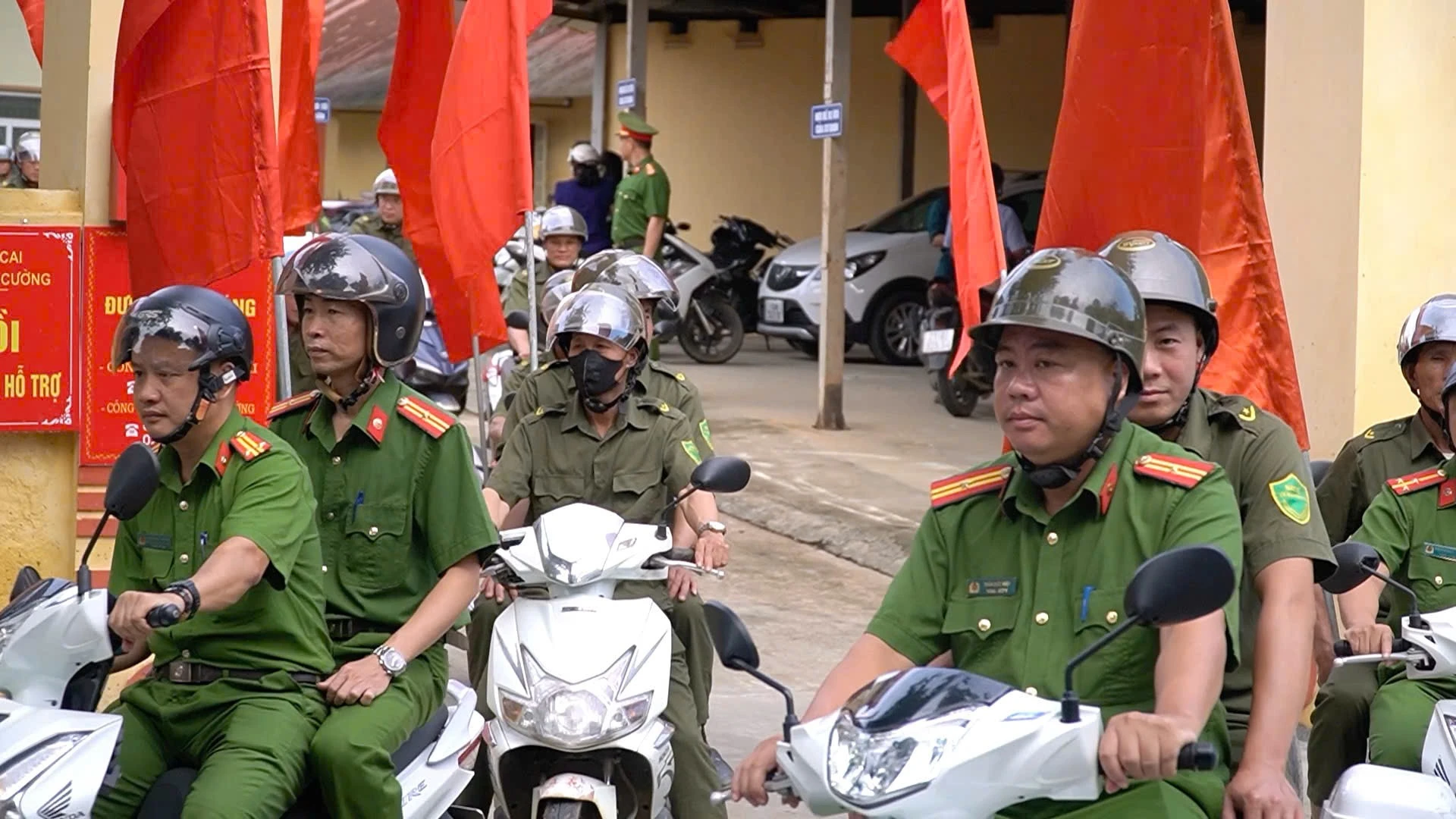 Sau Lễ phát động, Công an phường Nam Cường tổ chức lực lượng diễu hành trên một số tuyến đường của phường.
