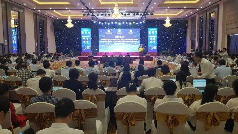 Đông đảo các đại biểu tham dự diễn đàn.