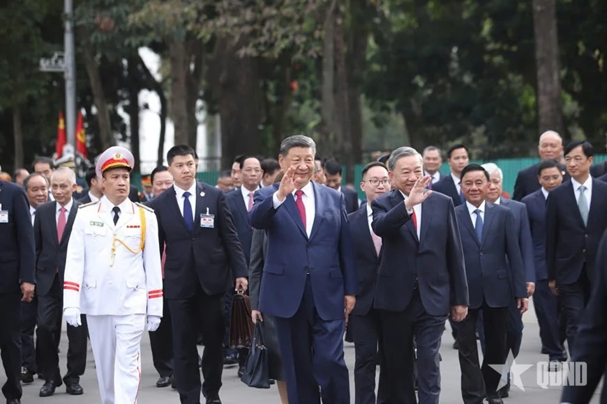 Sau lễ đón, Tổng Bí thư Tô Lâm và Tổng Bí thư, Chủ tịch Trung Quốc Tập Cận Bình di chuyển từ Phủ Chủ tịch sang Văn phòng Trung ương Đảng để tiến hành hội đàm.