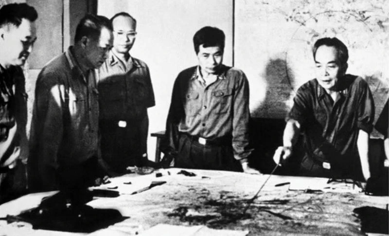 Đại tướng Võ Nguyên Giáp và các đồng chí lãnh đạo Quân ủy Trung ương theo dõi diễn biến Chiến dịch Hồ Chí Minh năm 1975. (Ảnh: Tư liệu)