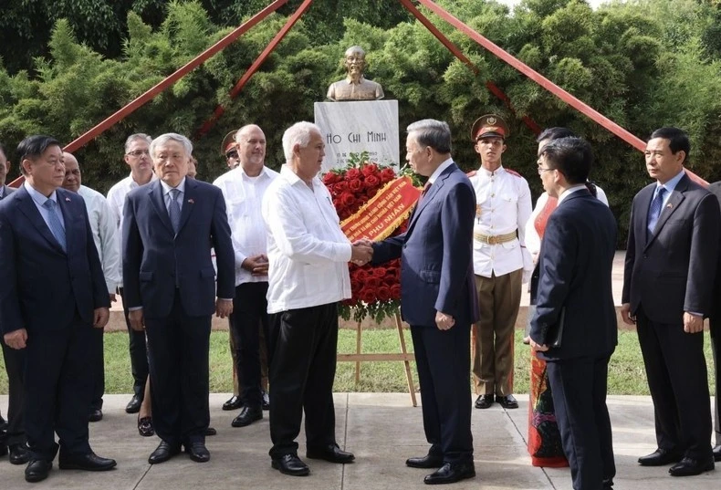 Tổng Bí thư, Chủ tịch nước Tô Lâm và Uỷ viên Trung ương Đảng, Trưởng Ban Đối ngoại Trung ương Đảng Cộng sản Cuba Emilio Lozada García với các đại biểu tại Tượng đài Chủ tịch Hồ Chí Minh ở Thủ đô La Habana. (Ảnh: TTXVN)