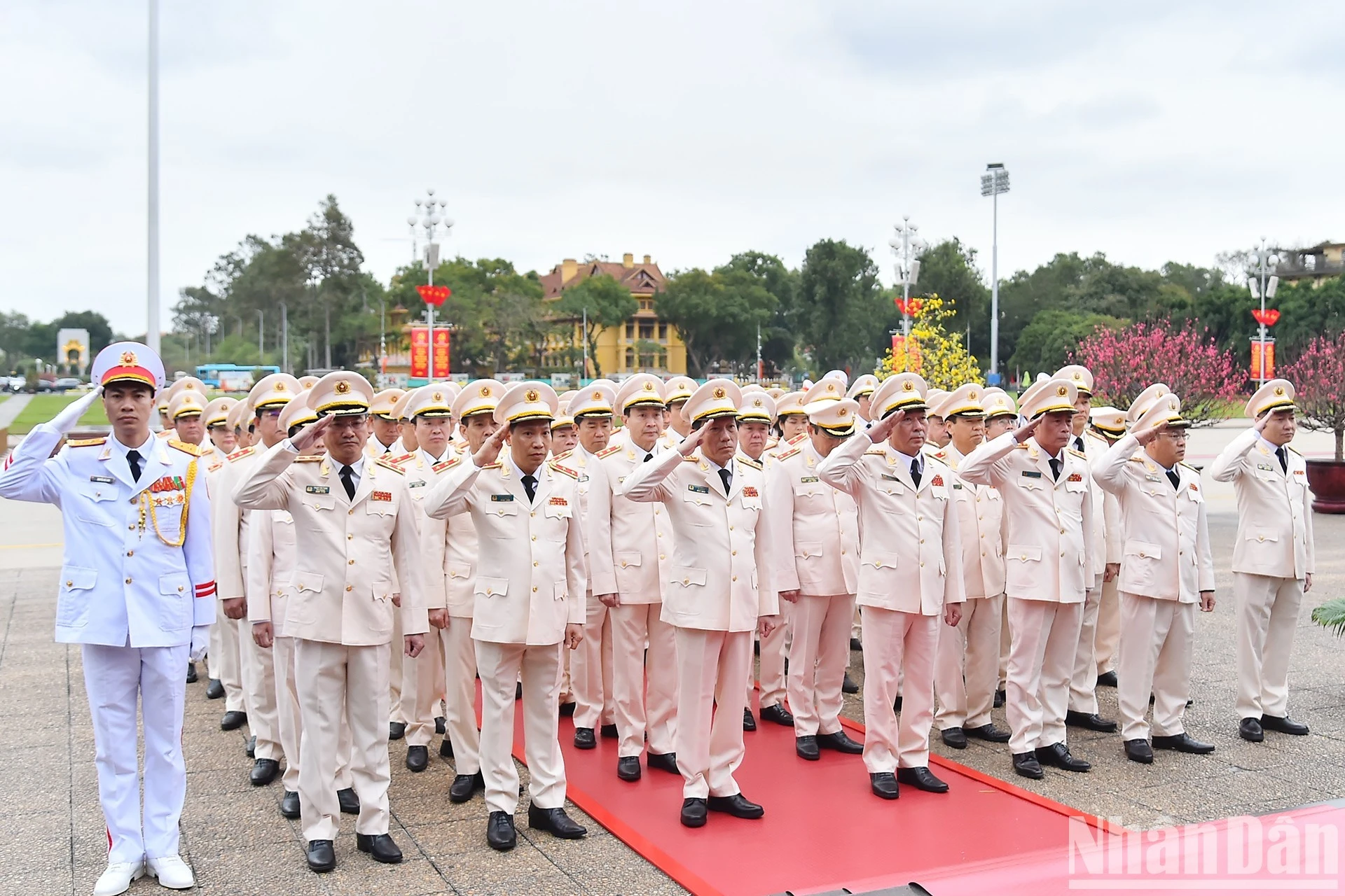 Đoàn đại biểu Đảng ủy Công an Trung ương-Bộ Công an thành kính tưởng nhớ Chủ tịch Hồ Chí Minh.