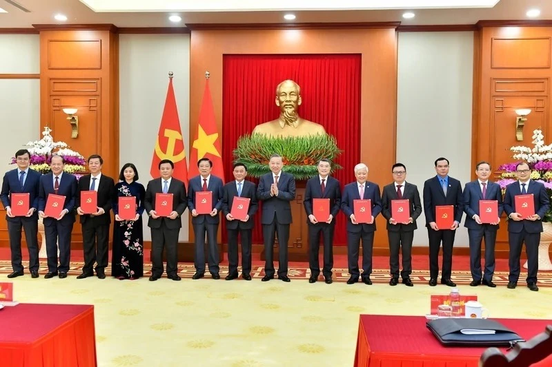 Tổng Bí thư Tô Lâm trao Quyết định của Bộ Chính trị cho đại diện lãnh đạo 13 cơ quan, đơn vị. (Ảnh: Đăng Khoa)