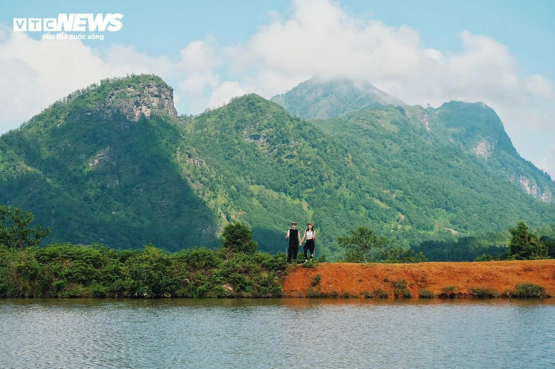 Phạm Quang Tuyên (31 tuổi, Hà Nội) - bạn trẻ mê phượt và khám phá thiên nhiên, có nhiều chuyến đi đến Y Tý và không giấu được sự hào hứng. "Tôi đến Y Tý để tìm sự bình yên. Mỗi lần đi là một lần thấy mình được ‘sạc lại năng lượng’. Không cần phải đi xa, không cần tiêu tốn nhiều tiền, chỉ cần đến Y Tý, ở vài ngày, hít thở không khí mát lành, ngắm ruộng, ngắm mây là thấy lòng dịu lại. Nơi đây là liều thuốc chữa lành thực sự”, anh nói.
