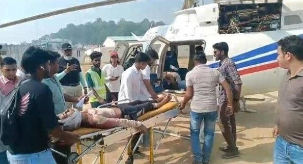 Lực lượng cứu hộ tích cực thực hiện công tác giải cứu các nạn nhân. Ảnh: CBS News