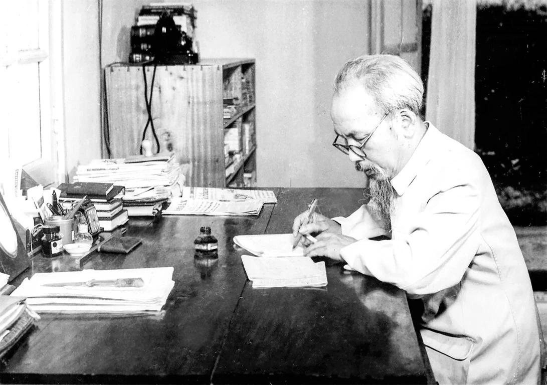 Bác Hồ tại phòng làm việc nhà 54, tháng 4/1957. Ảnh: Tư liệu do Bảo tàng Hồ Chí Minh cung cấp