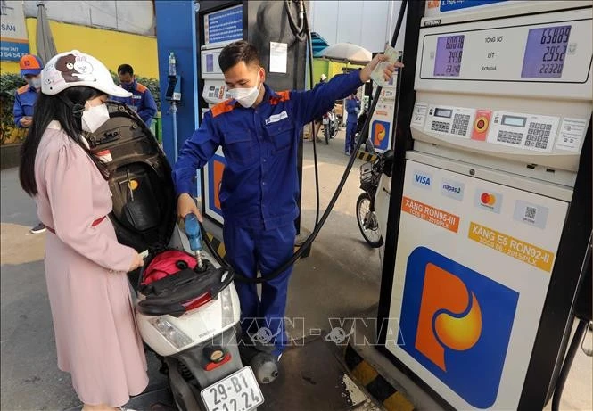 Người dân mua xăng, dầu tại một điểm kinh doanh trên địa bàn Hà Nội. Ảnh minh họa: Trần Việt/TTXVN