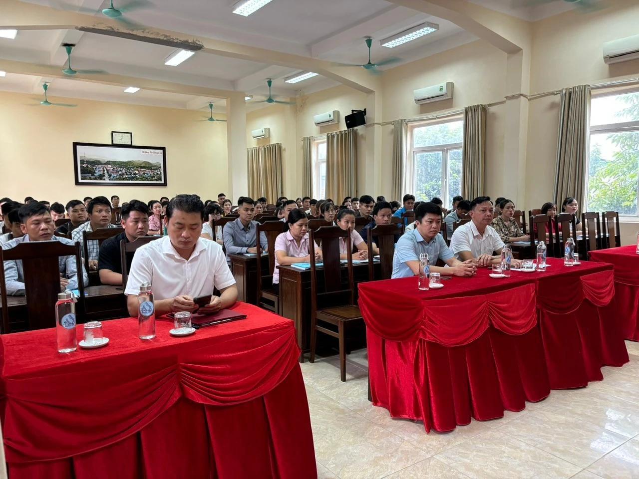 Đại biểu dự khai mạc.jpg