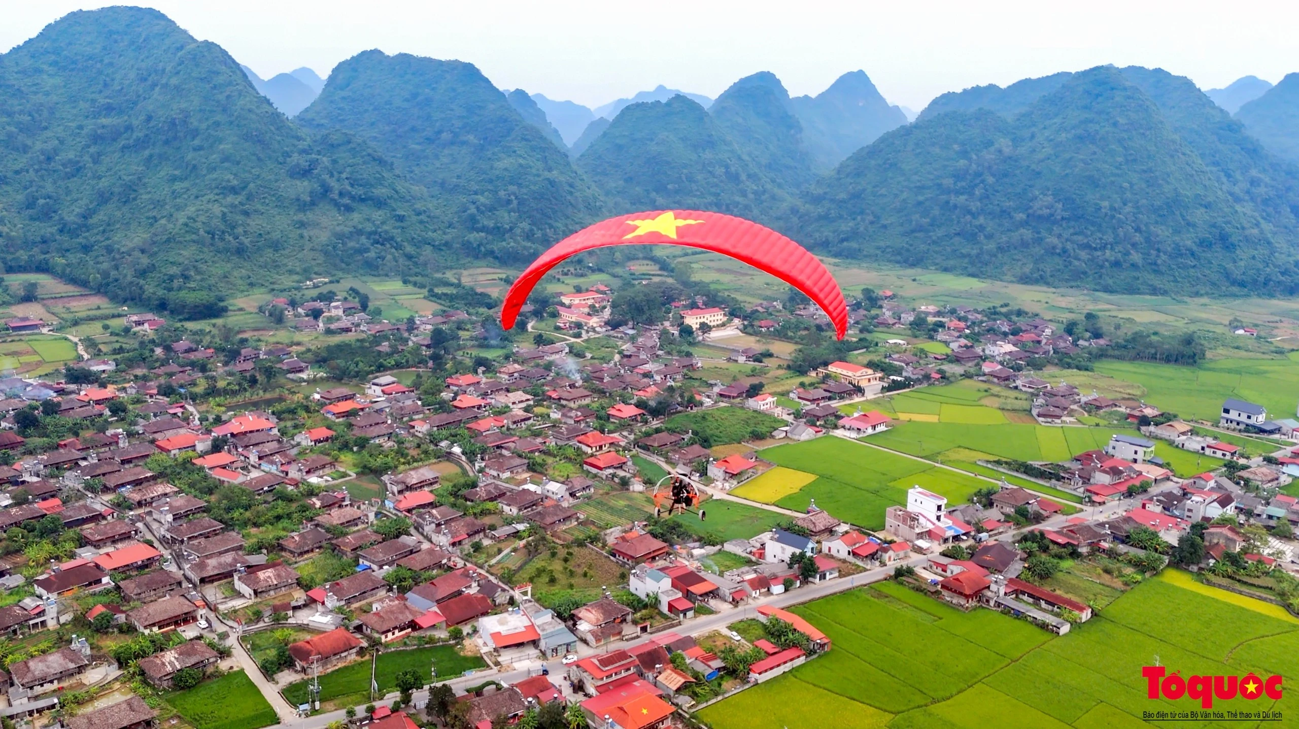 Du khách được tham gia trải nghiệm bay dù lượn ngắm thung lũng vàng Bắc Sơn